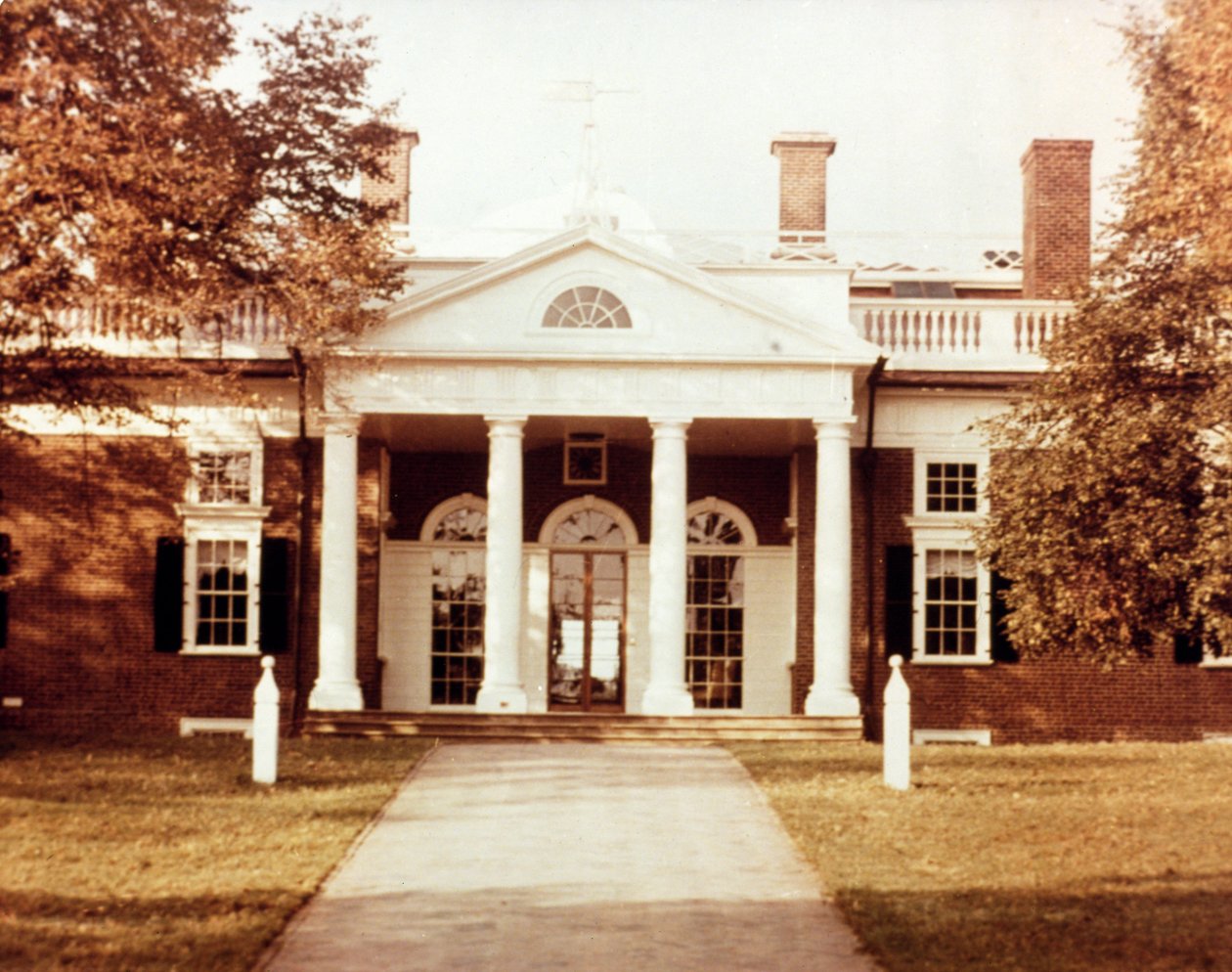 Frente Leste de Monticello, lar de Thomas Jefferson (1743-1826), construído em 1772 de American School