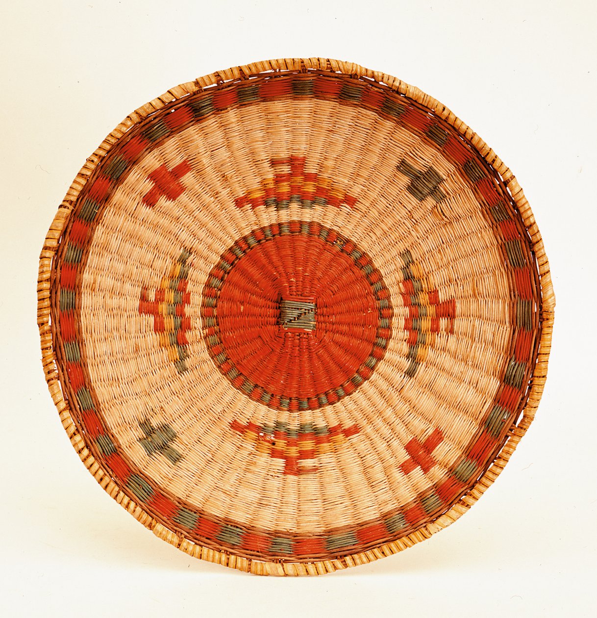 Eastern Woodlands serve cesta (fibra tecida) de American School