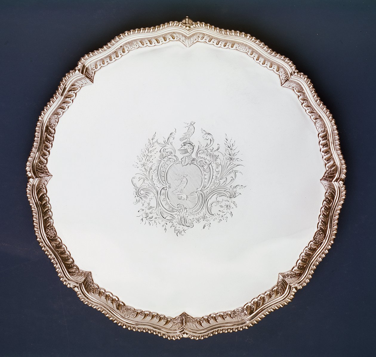 Salva gravada, século XVIII (prata) de American School