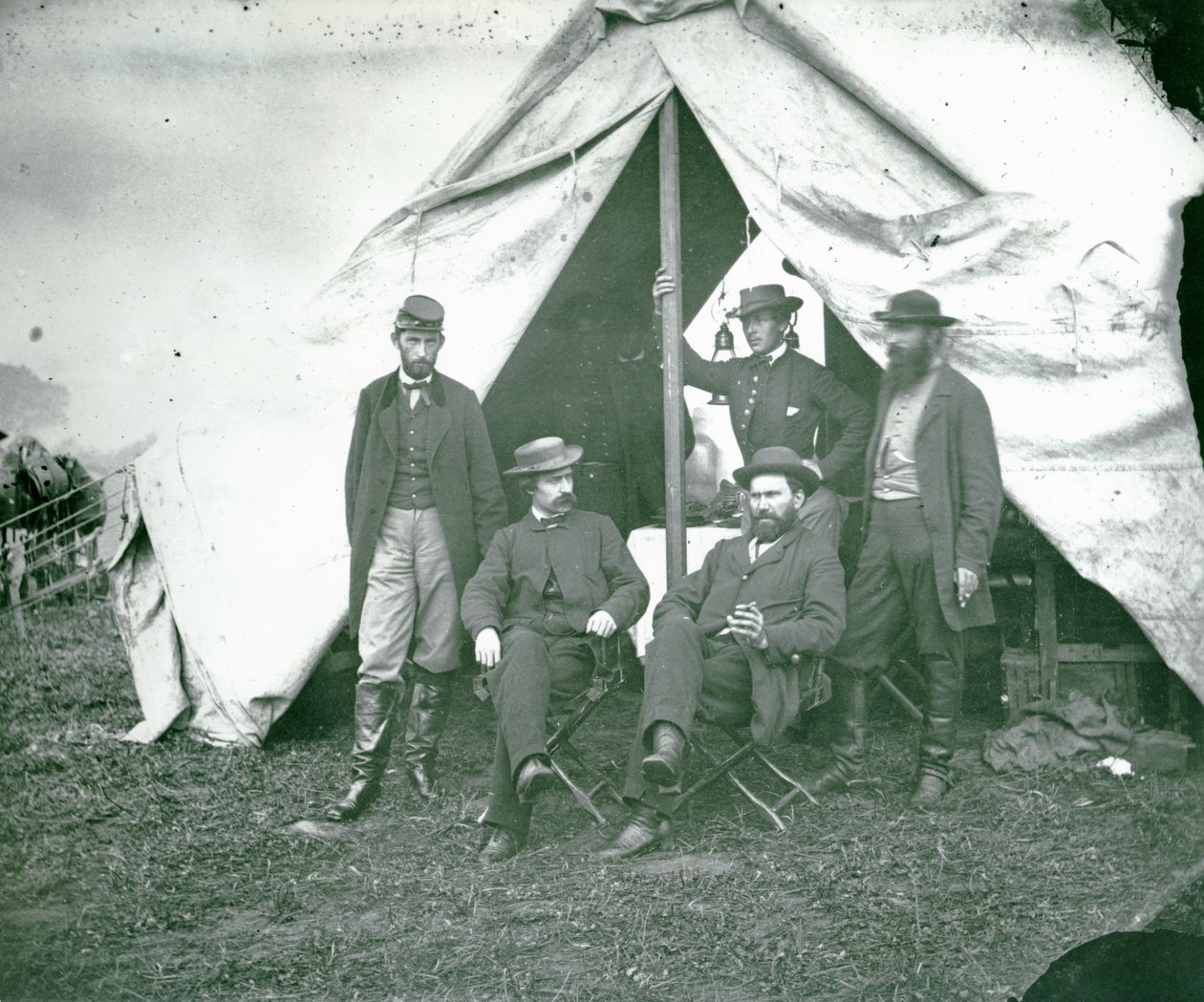 Retrato de grupo de cartógrafos da União em Antietam, Maryland, 1862 de American School