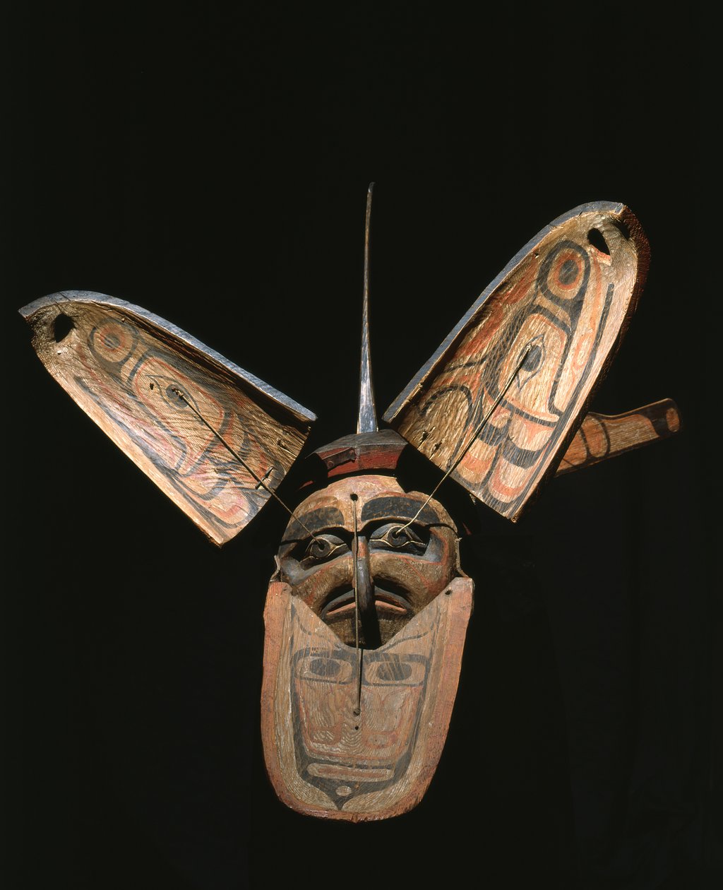 Máscara de transformação Kwakiutl (madeira policromada) de American School