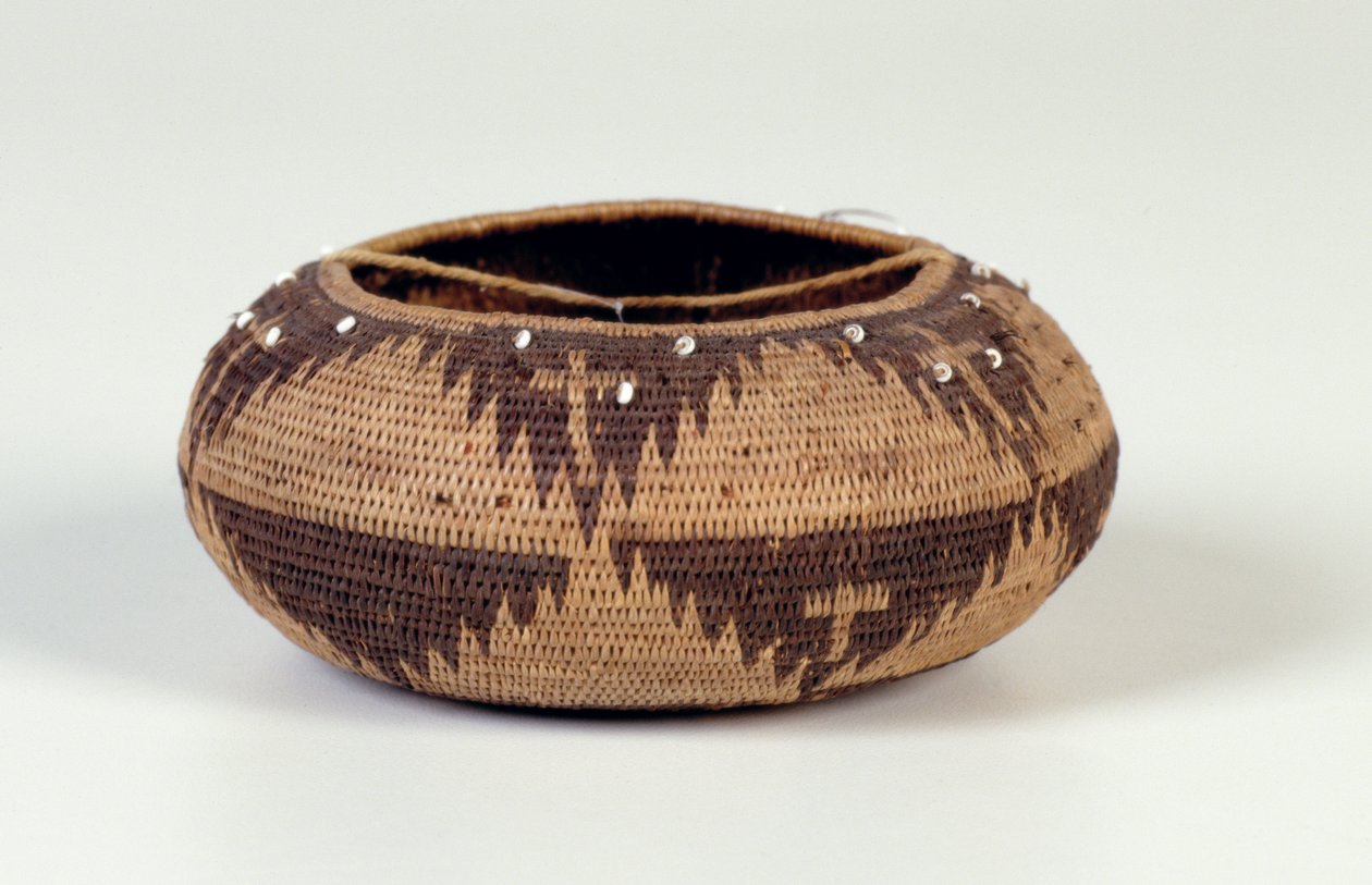 Cesta Miniatura, c.1900 (hastes de tala, raiz de salgueiro ou junco, raiz de samambaia de samambaia e concha de molusco) de American School