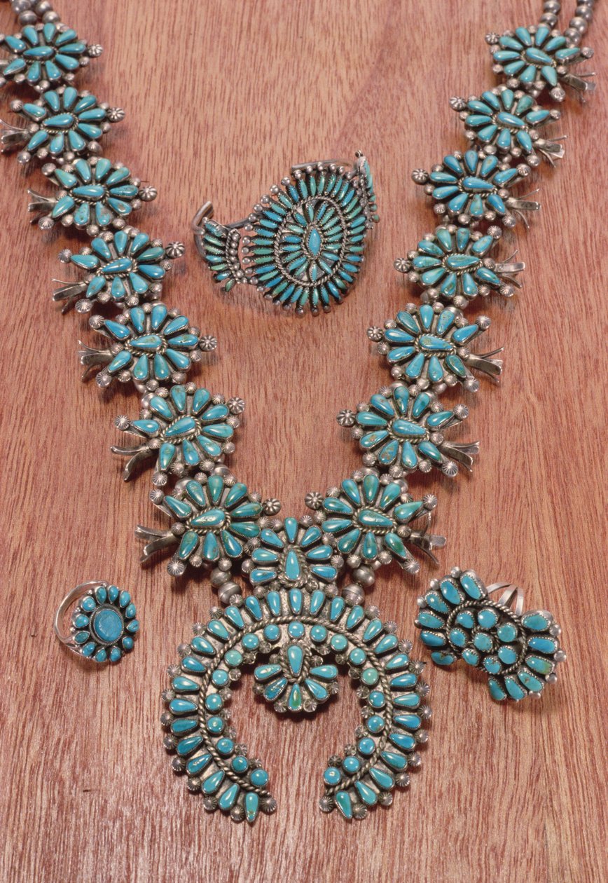 Colar Navajo, pulseira e anéis (prata e turquesa) (ver também 229251) de American School