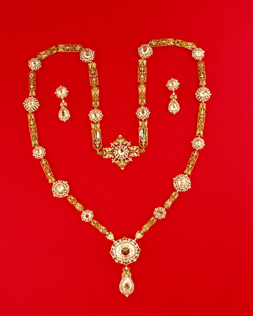 Colar de Tiffany and Co. Nova York, 1870 (diamantes e dourado esmaltado) de American School