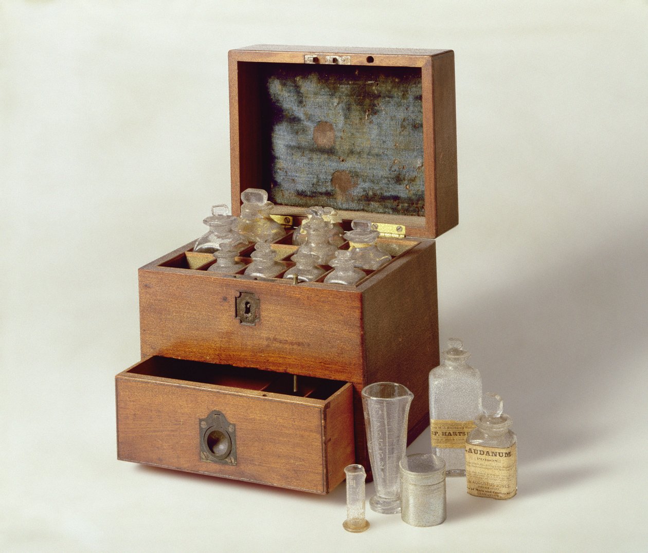 Baú de medicina itinerante, c.1800 (madeira) de American School