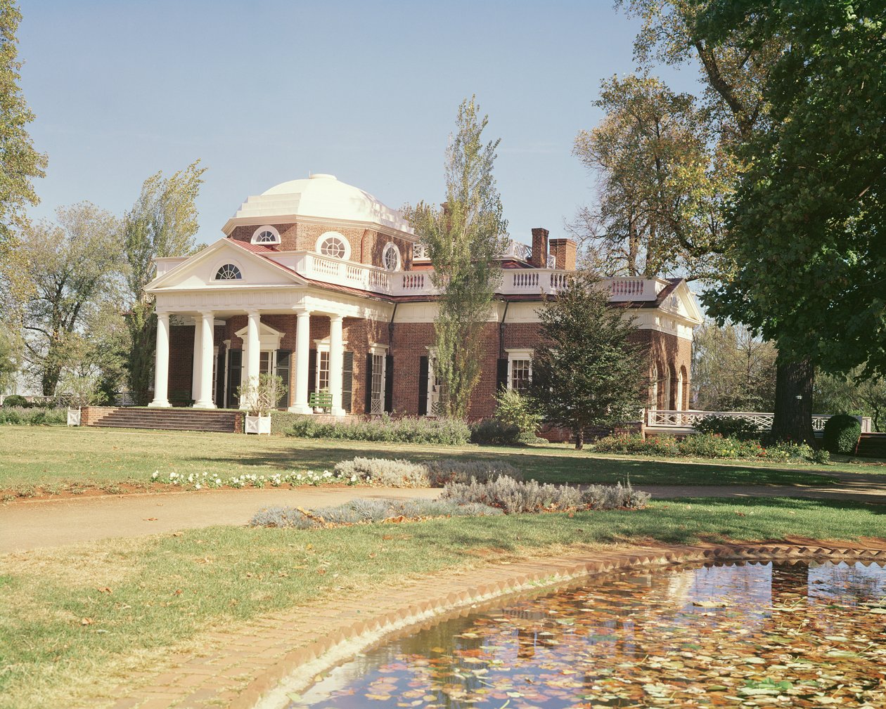 Vista da fachada oeste de Monticello, lar de Thomas Jefferson (1743-1826) construído em 1772 de American School