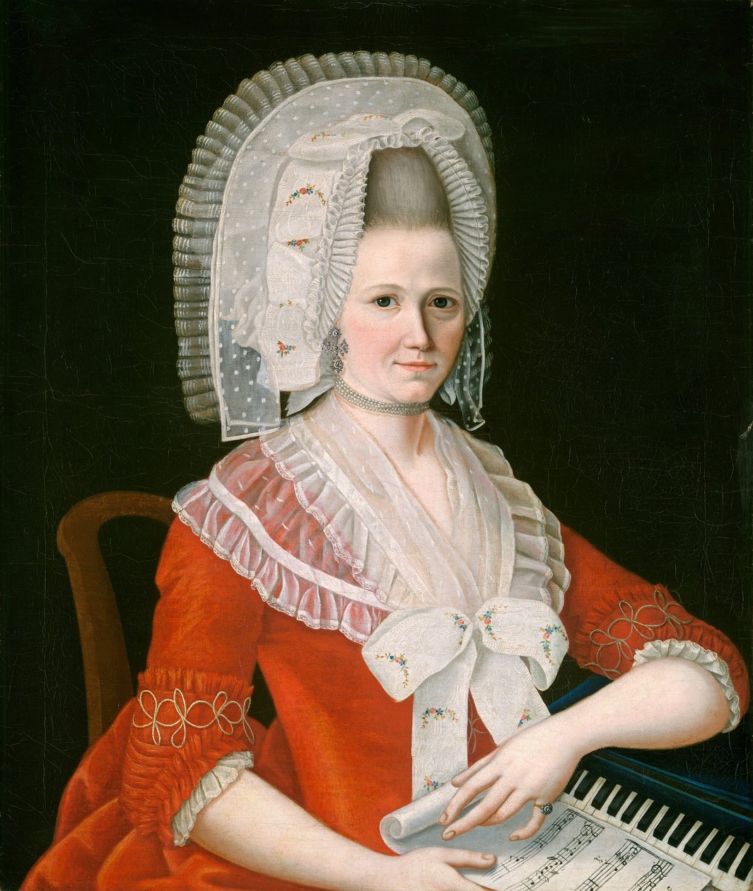 Senhora vestindo um grande boné branco de American 18th Century