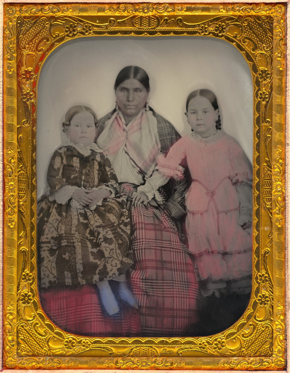 Retrato de uma mulher e duas meninas de American 19th Century