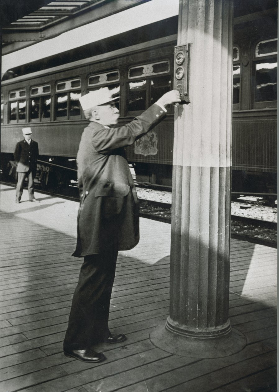 Um maquinista a assinalar a partida iminente do comboio "Royal Blue" em Washington D.C. em 1910 (foto a p/b) de American Photographer
