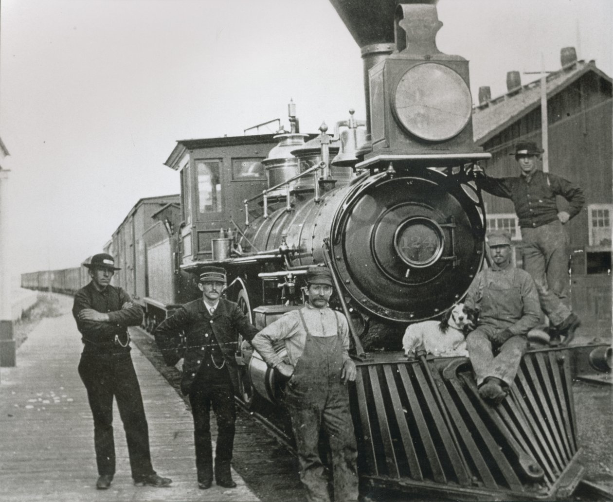 Um trem de carga da ferrovia do Pacífico Central com tripulação na cidade de Mill, Nevada de American Photographer