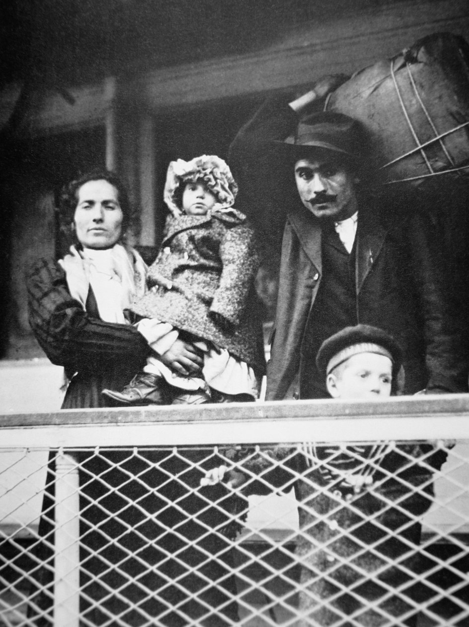 Uma família italiana migrante no ferryboat de Ellis Island para Nova Iorque de American Photographer
