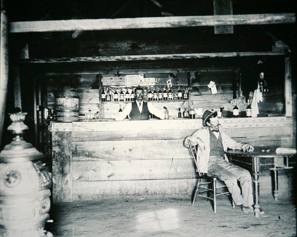 Um salão no condado de Albany, Wyoming, c.1890 (foto a p/b) de American Photographer