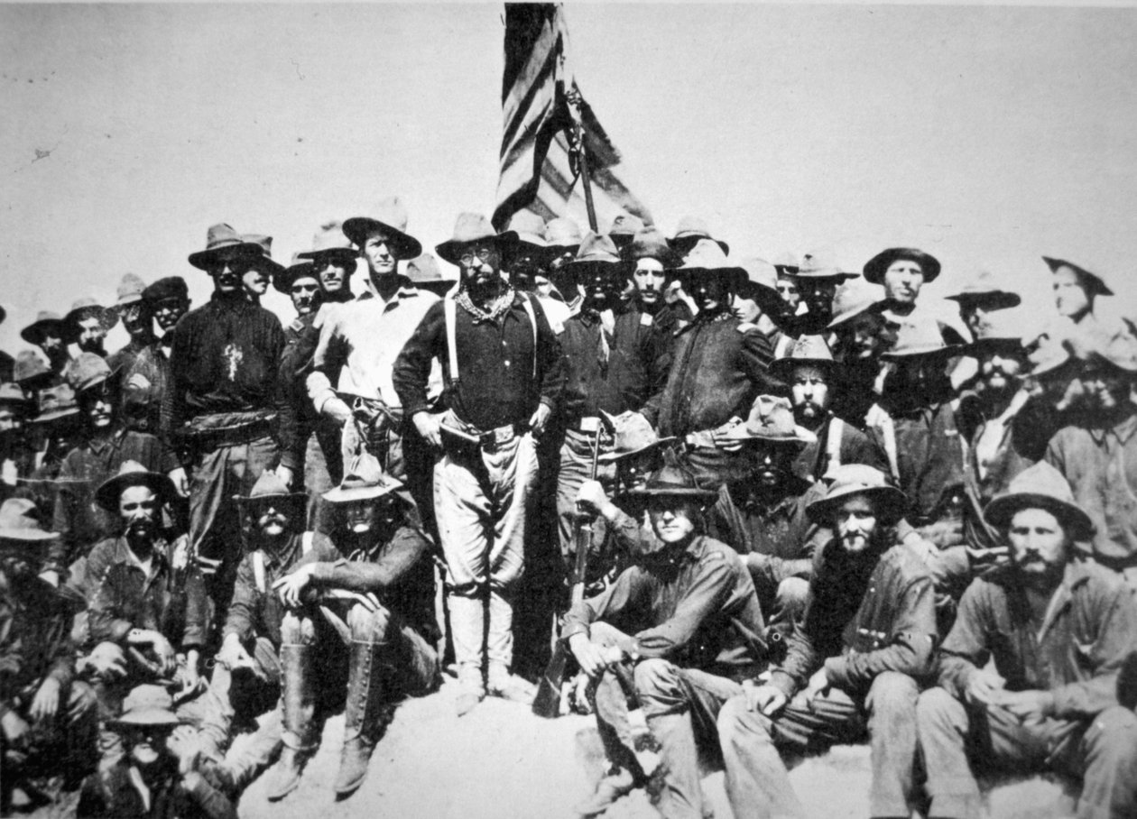 Um Theodore Roosevelt triunfante com os seus "Rough Riders" no Monte San Juan, Cuba de American Photographer