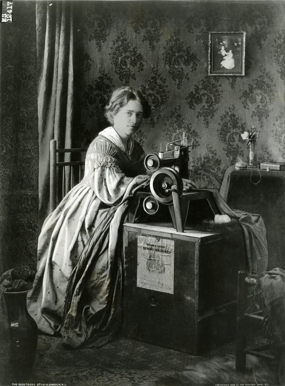 Anúncio para Máquinas de Costura de Patentes, 1899 de American Photographer