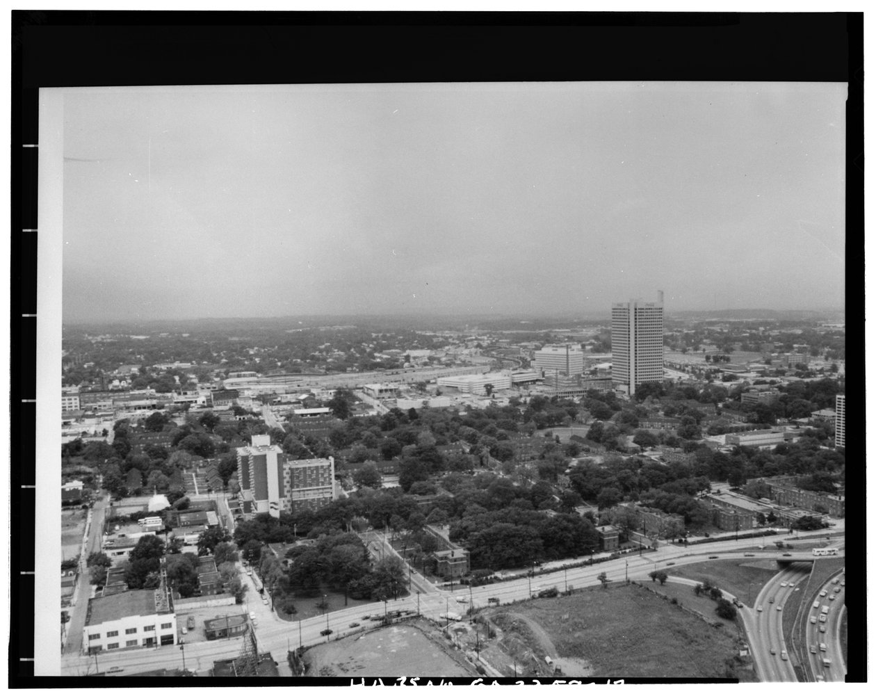 Vista aérea de frente para noroeste, Techwood Homes (Public Housing), Bounded by North Avenue, Parker Street, William Street & Lovejoy Street, Atlanta, Fulton County, GA de American Photographer