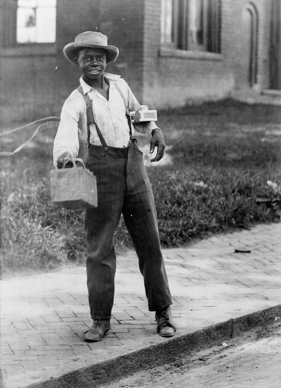 Rapaz afro-americano engraxador de sapatos, c.1899 (foto a p/b) de American Photographer