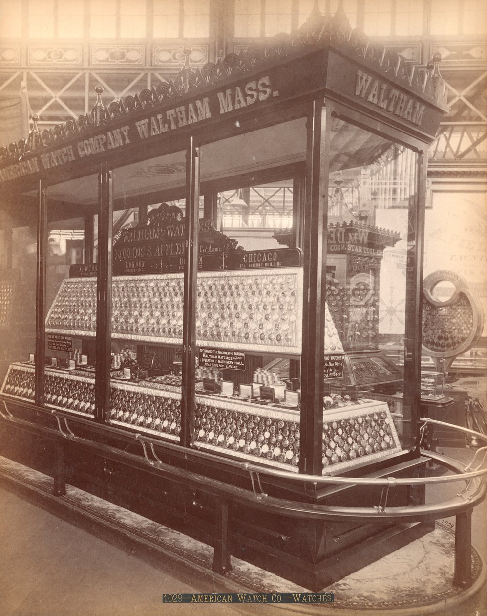 American Watch Co.s Exhibit, Edifício Principal, Exposição Internacional do Centenário, Filadélfia, 1876 (albumen print) de American Photographer