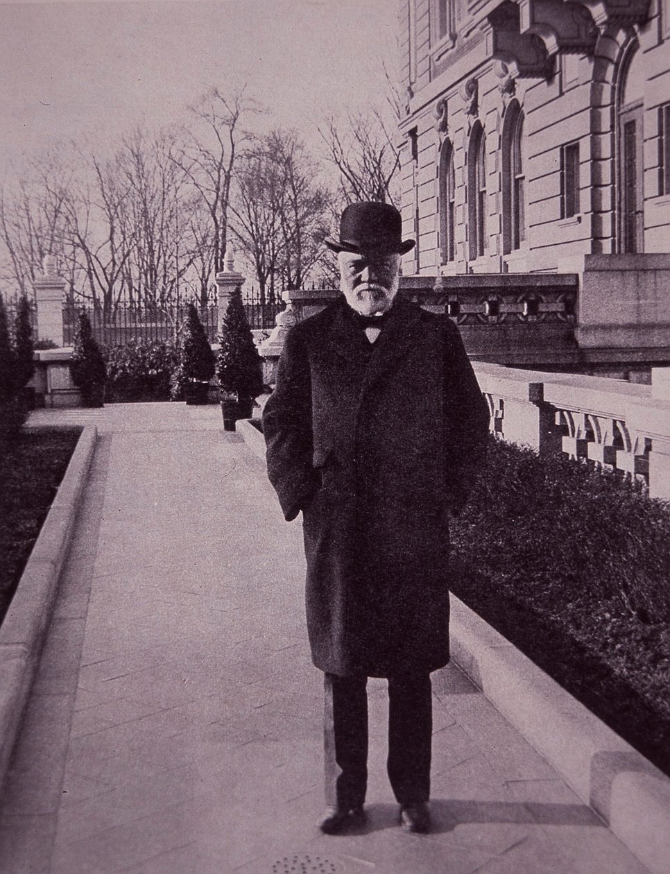 Andrew Carnegie à porta da sua mansão da Quinta Avenida, Nova Iorque. de American Photographer
