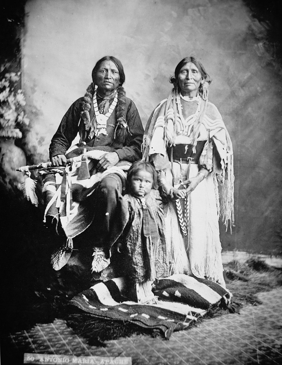 O Chefe Apache Antonio Maria com a sua família de American Photographer