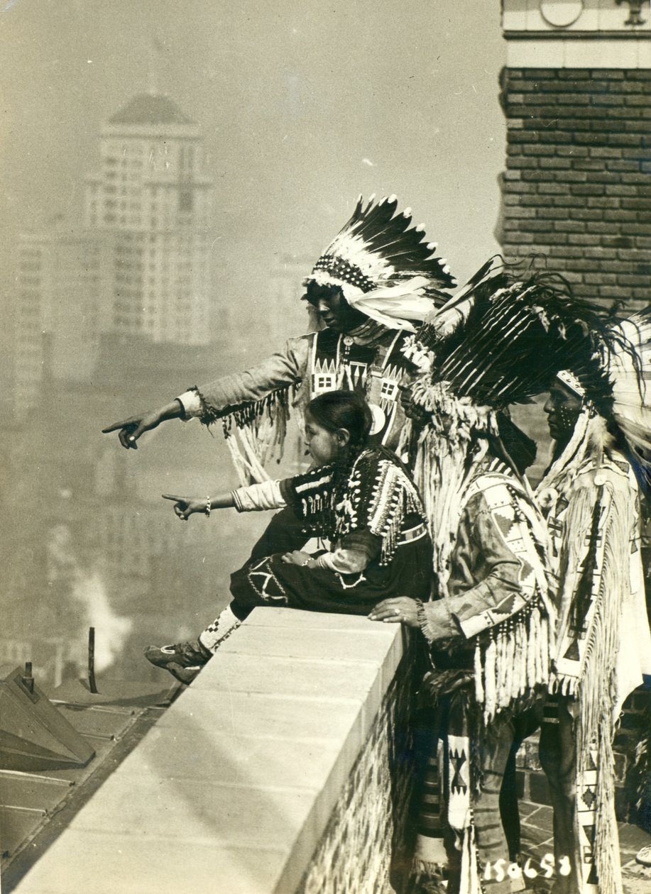 Índios Blackfoot no telhado do Hotel McAlpin, recusando-se a dormir em seus quartos, New York City de American Photographer