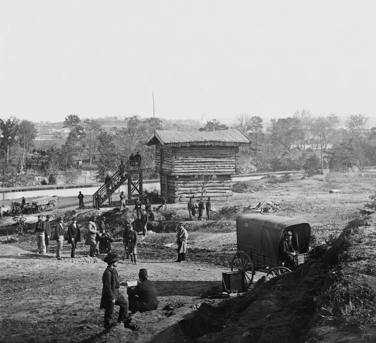 Blockhouse perto de Fort Haggerty em Arlington Ridge Road, Virginia, ajudando a proteger a ponte do aqueduto, c.1862 de American Photographer