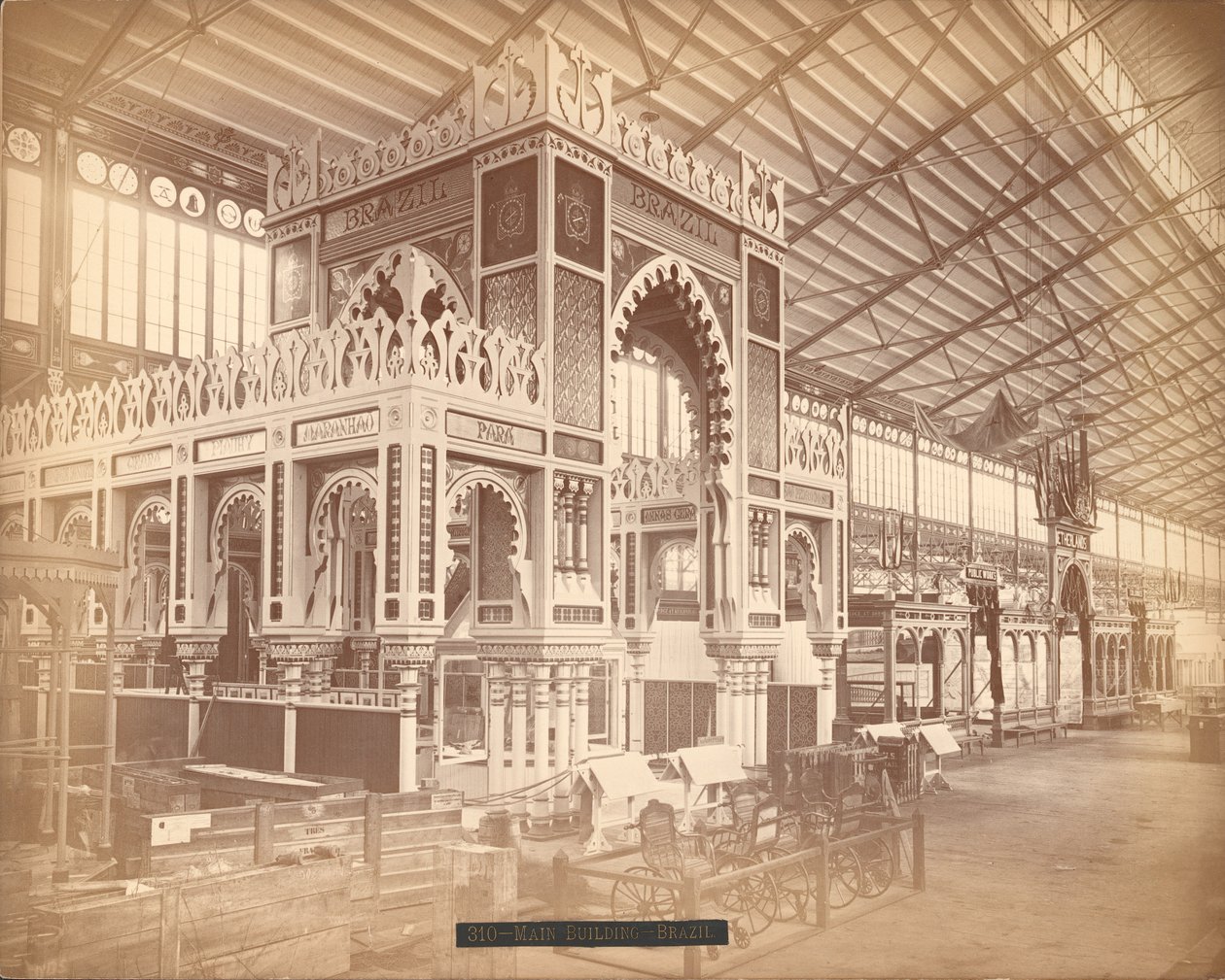 Seção Brasil e Holanda, Edifício Principal, Exposição Internacional do Centenário, Filadélfia de American Photographer