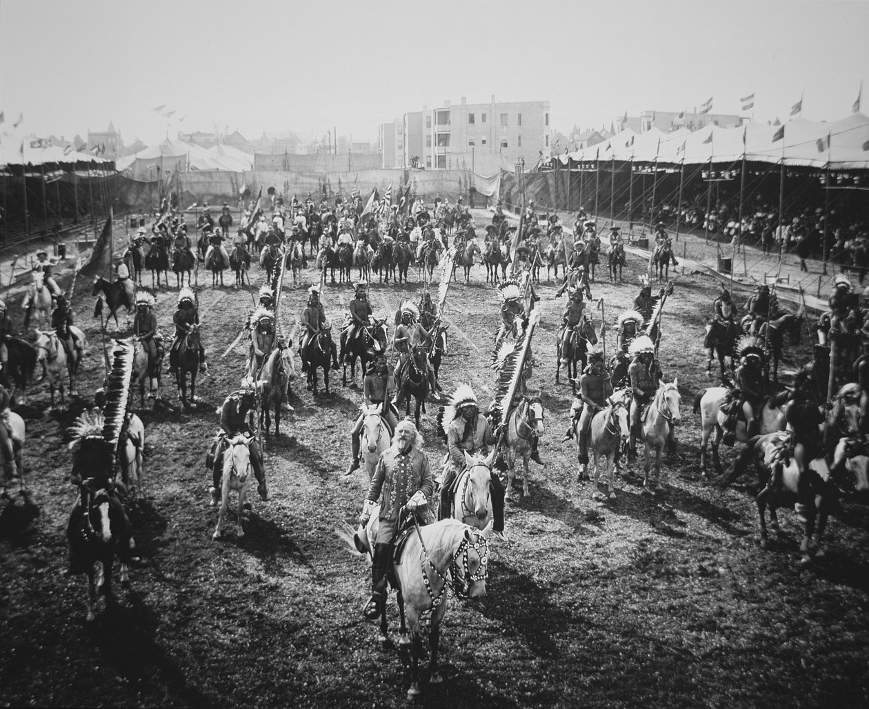 Buffalo Bill (1846-1917) e seus cavaleiros em desfile, Omaha, Nebraska de American Photographer
