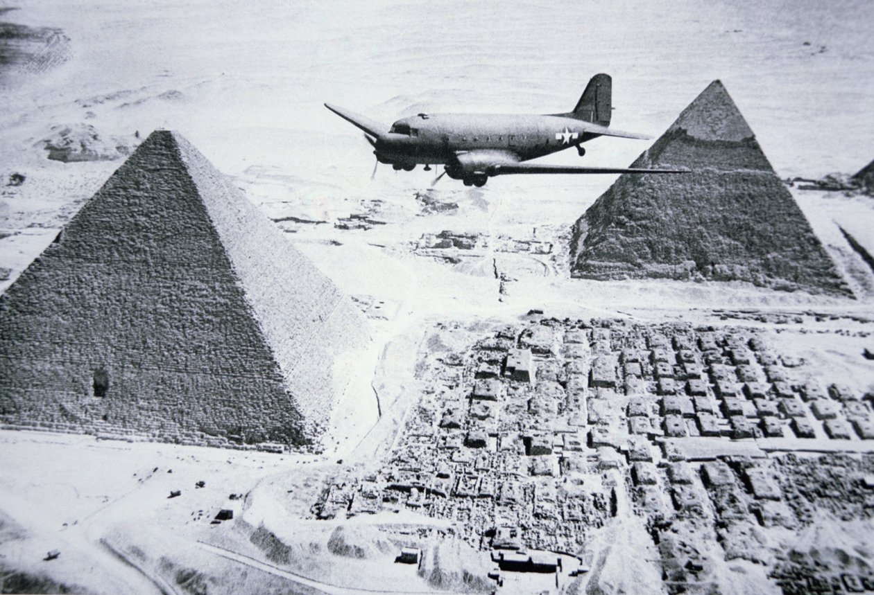 C-47 sobrevoando as pirâmides do Egito de American Photographer
