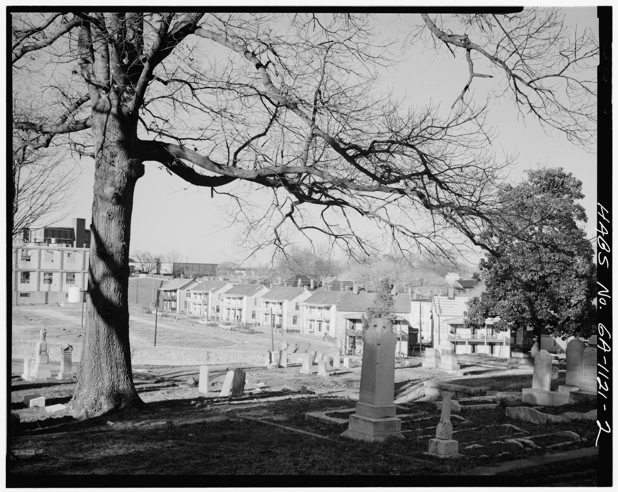 Cabbagetown District (Vista Geral), Boulevard, Pearl Street, Memorial Drive, & Railroad tracks, Atlanta, Fulton County, GA (foto a p/b) de American Photographer