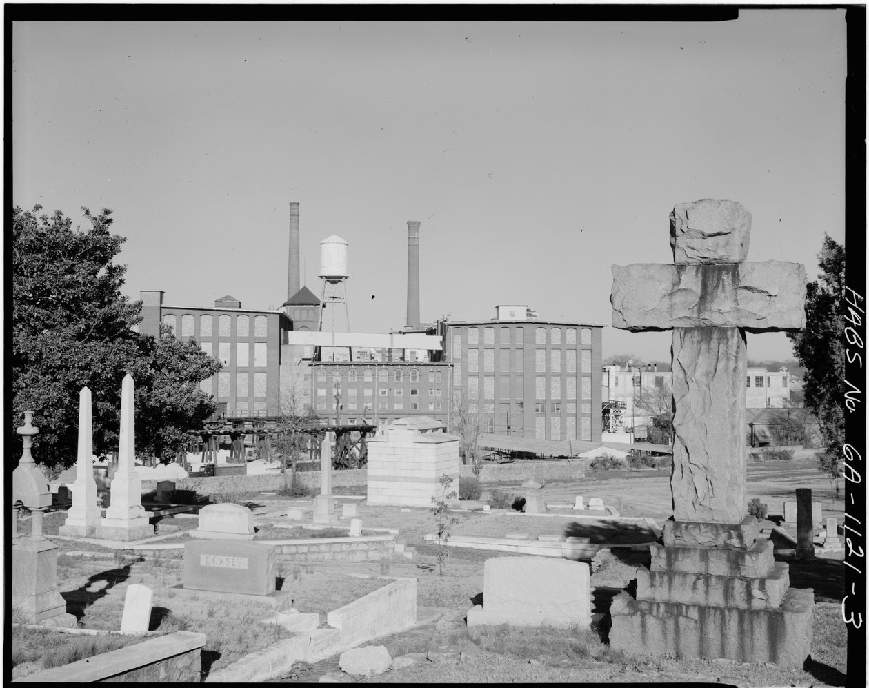 Cabbagetown District (Vista Geral), Boulevard, Pearl Street, Memorial Drive, & Railroad tracks, Atlanta, Fulton County, GA (foto a p-b) de American Photographer