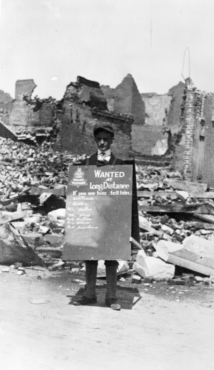 Chame Boy para empresa de telefonia no rescaldo da tempestade de Galveston, 1900 de American Photographer