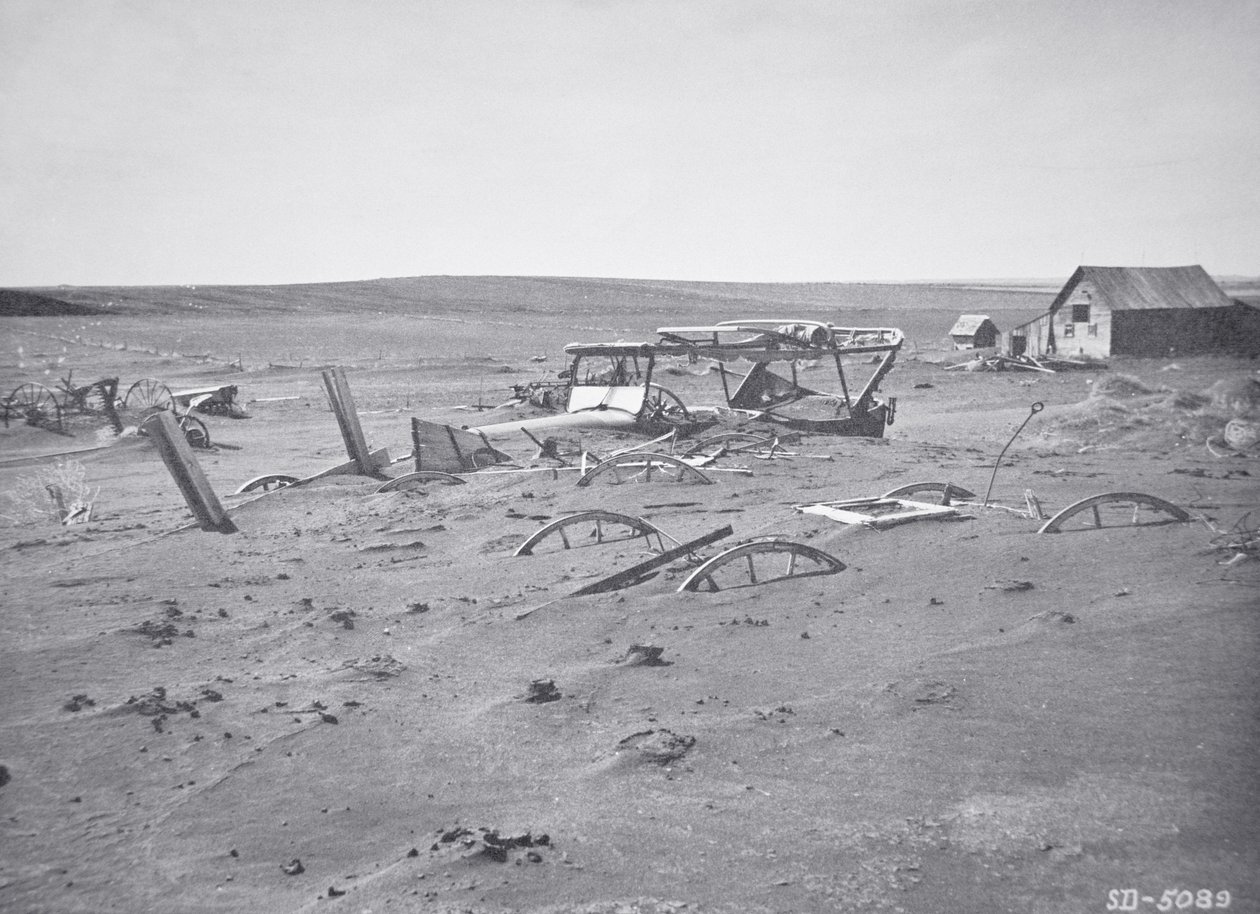Carro e maquinaria agrícola enterrados por pó e areia, Dallas, Dakota do Sul de American Photographer