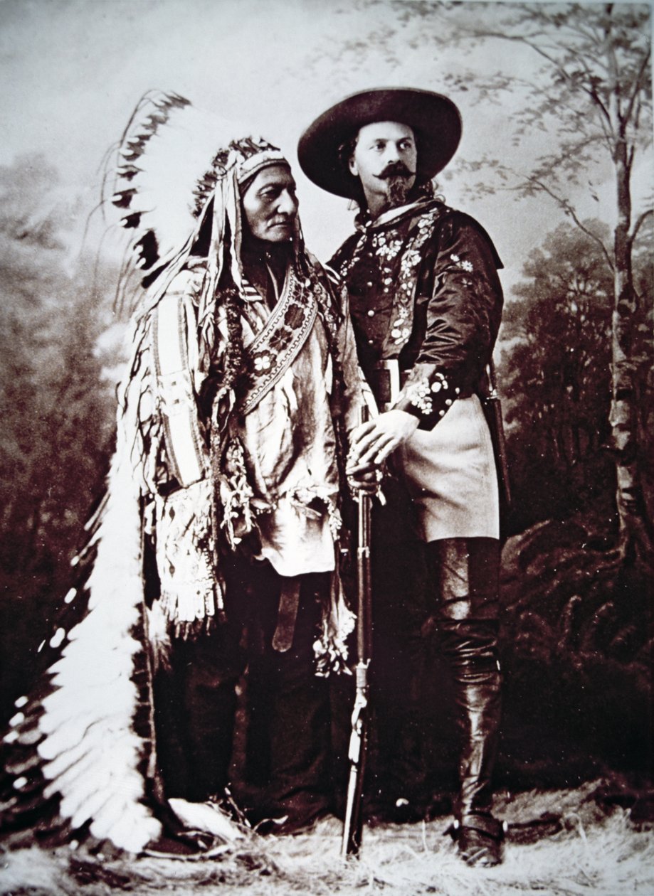 Chefe Touro Sentado (1831-90) em turnê com Buffalo Bill Cody (1846-1917) e seu Wild West Show (foto a p/b) de American Photographer