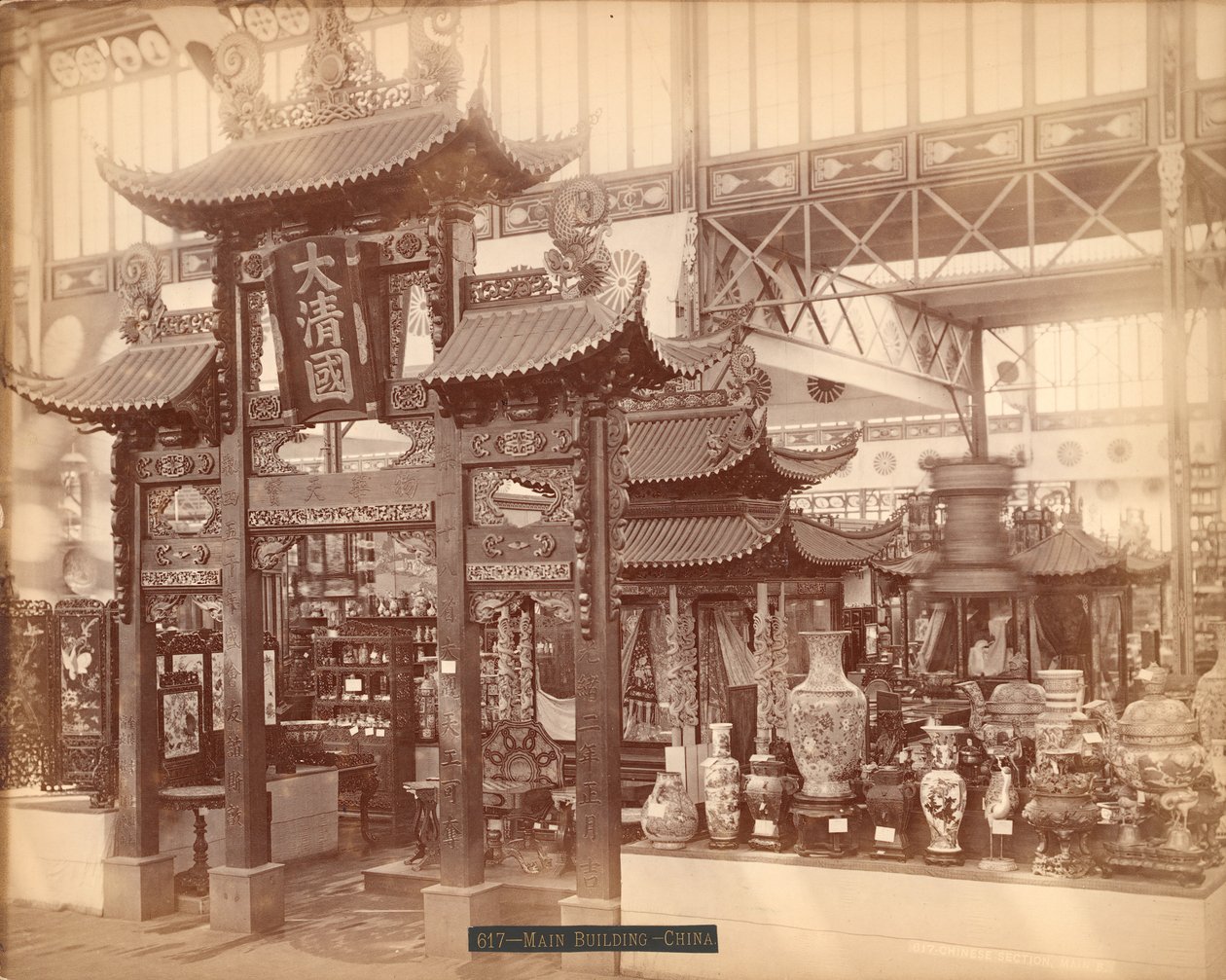 Seção Chinesa, Edifício Principal, Exposição Internacional do Centenário, Filadélfia, 1876 (albumen print) de American Photographer