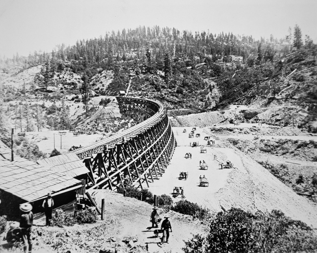 Trabalhadores chineses trabalhando em uma ponte de cavalete na encosta oeste das montanhas da Serra Nevada de American Photographer