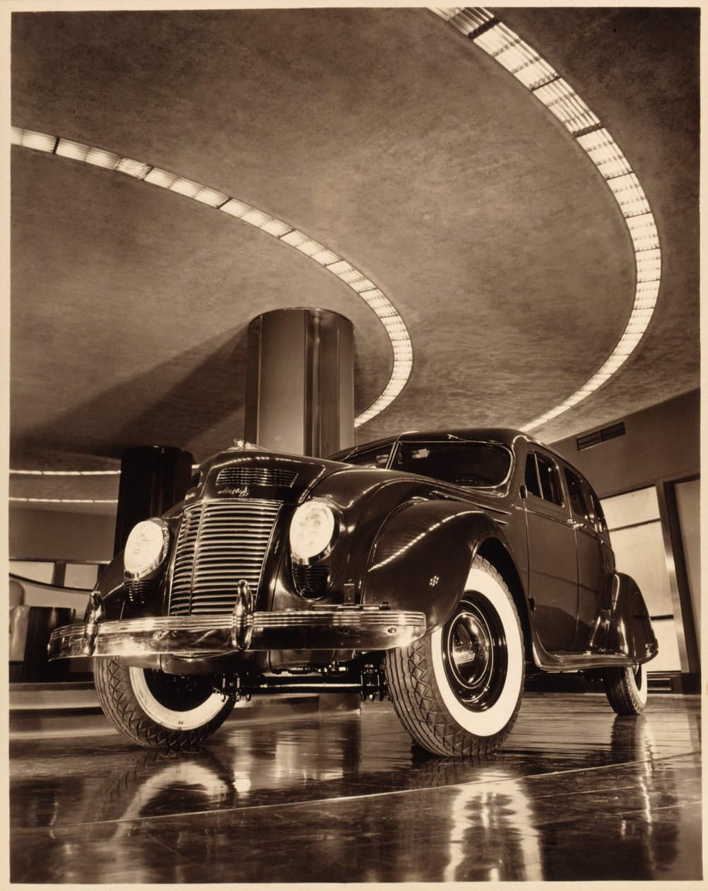 Chrysler Airflow Four Door Sedan, pub. 1937 (foto sépia) de American Photographer