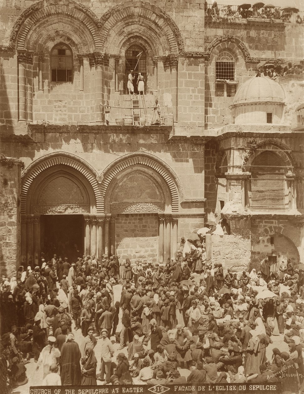 Igreja do Santo Sepulcro, em Jerusalém, com o pátio cheio de peregrinos reunidos para a Páscoa, 1898-1911 de American Photographer