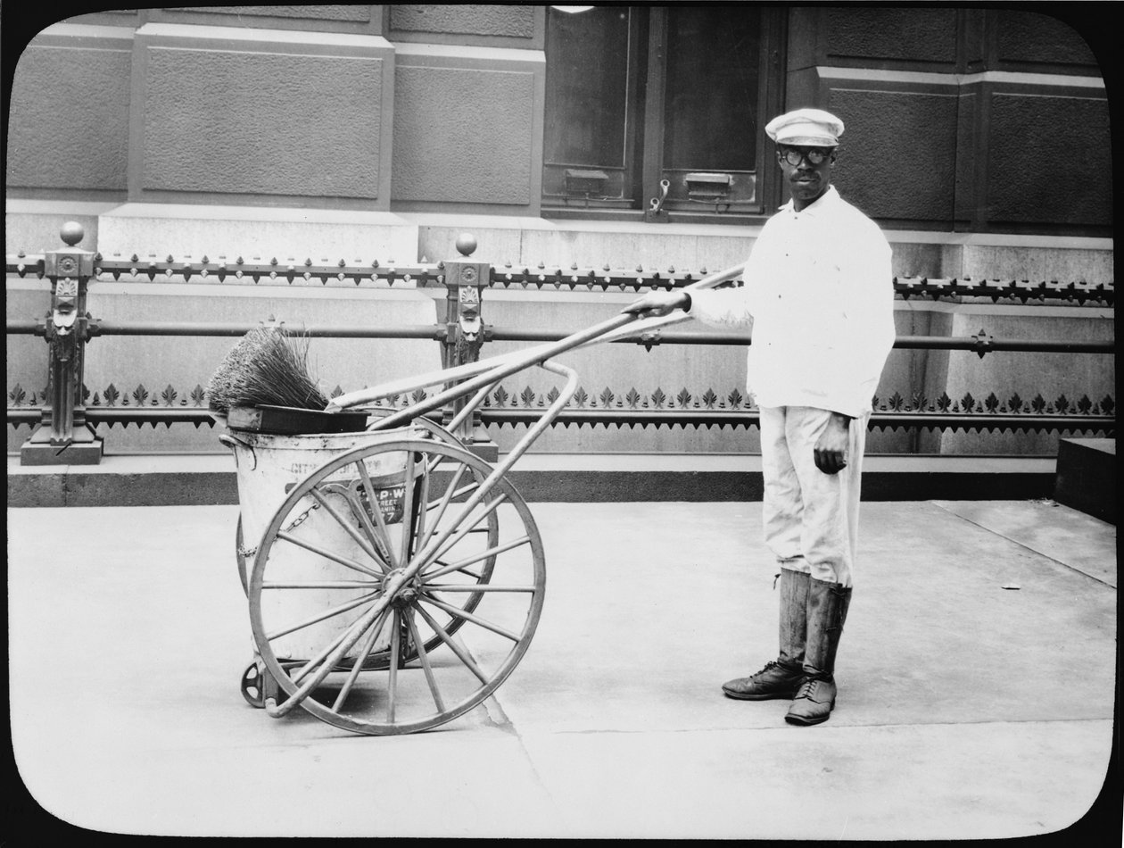 Limpador de rua da cidade, Filadélfia, c.1920 de American Photographer