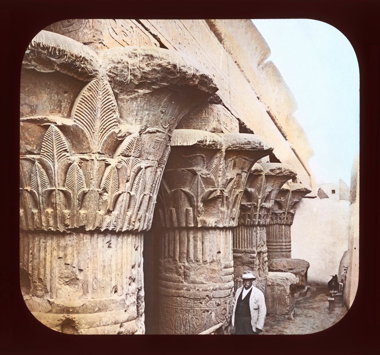 Colunas no templo de Esneh (slide de lanterna) de American Photographer