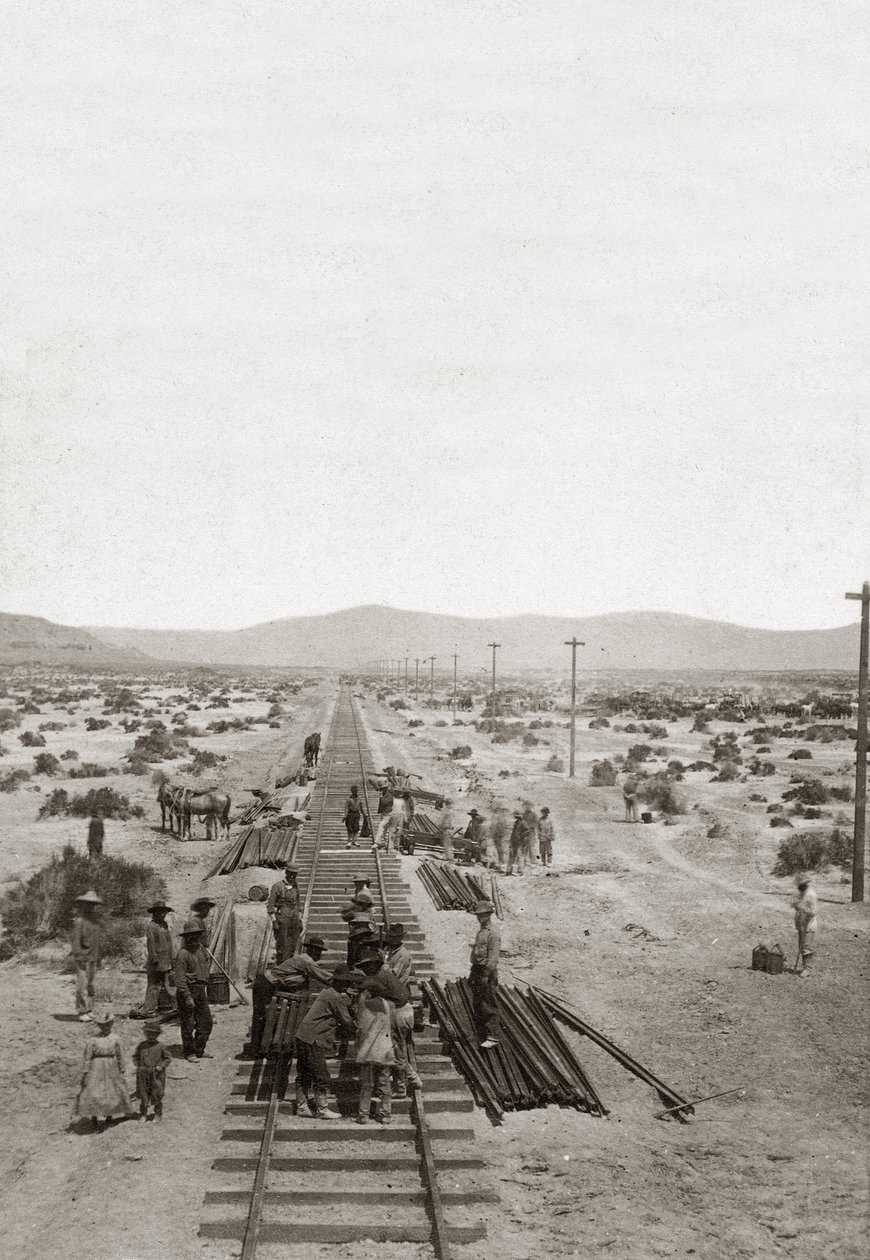 Construção em 1869 das Ferrovias do Pacífico Central - Nevada - Trabalhadores construindo as linhas ferroviárias da Companhia do Pacífico Central para construir a primeira ferrovia transcontinental da América do Norte. (Companhia Ferroviária do Pacífico Ce de American Photographer