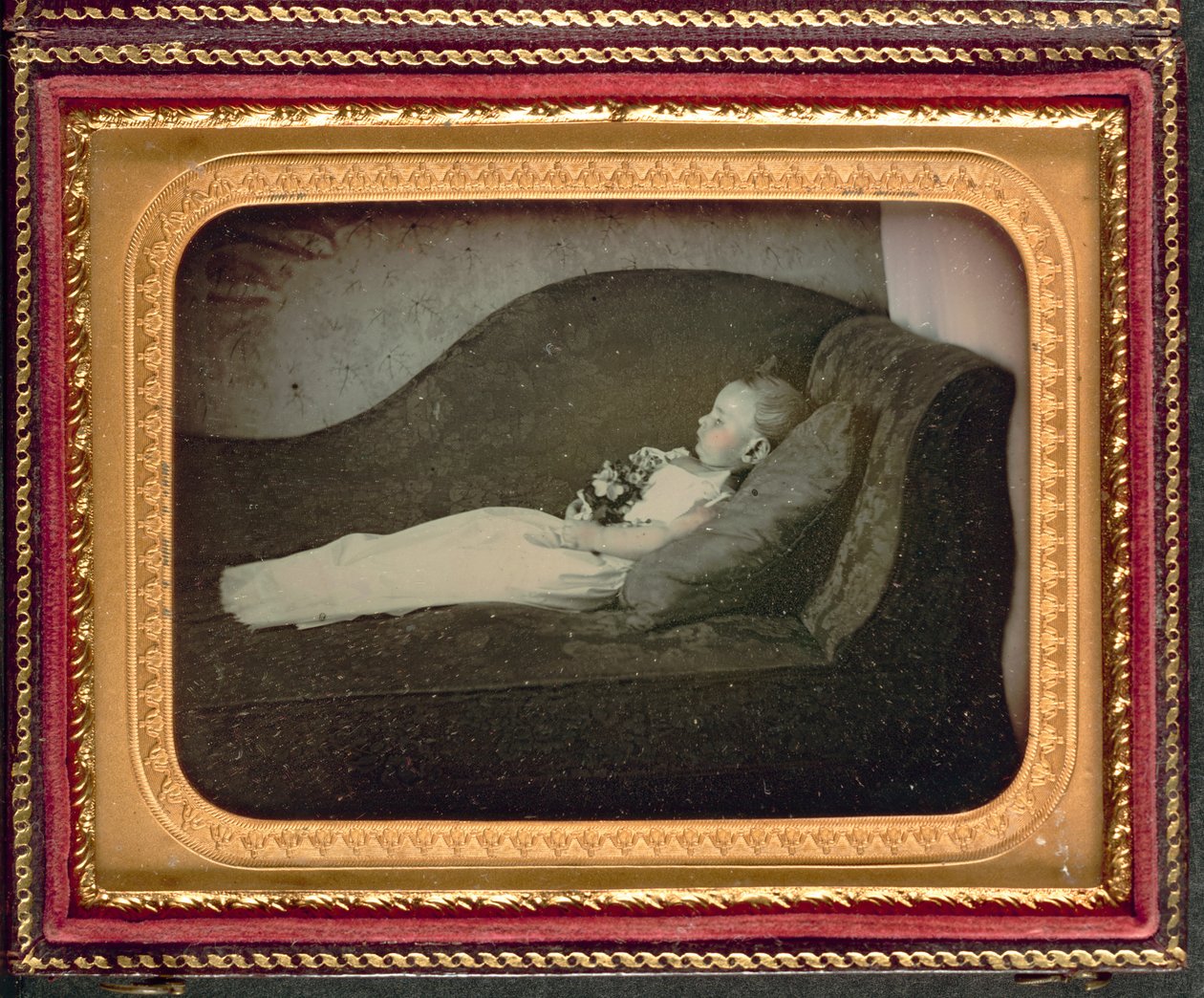 Criança morta em um sofá, c.1855 de American Photographer