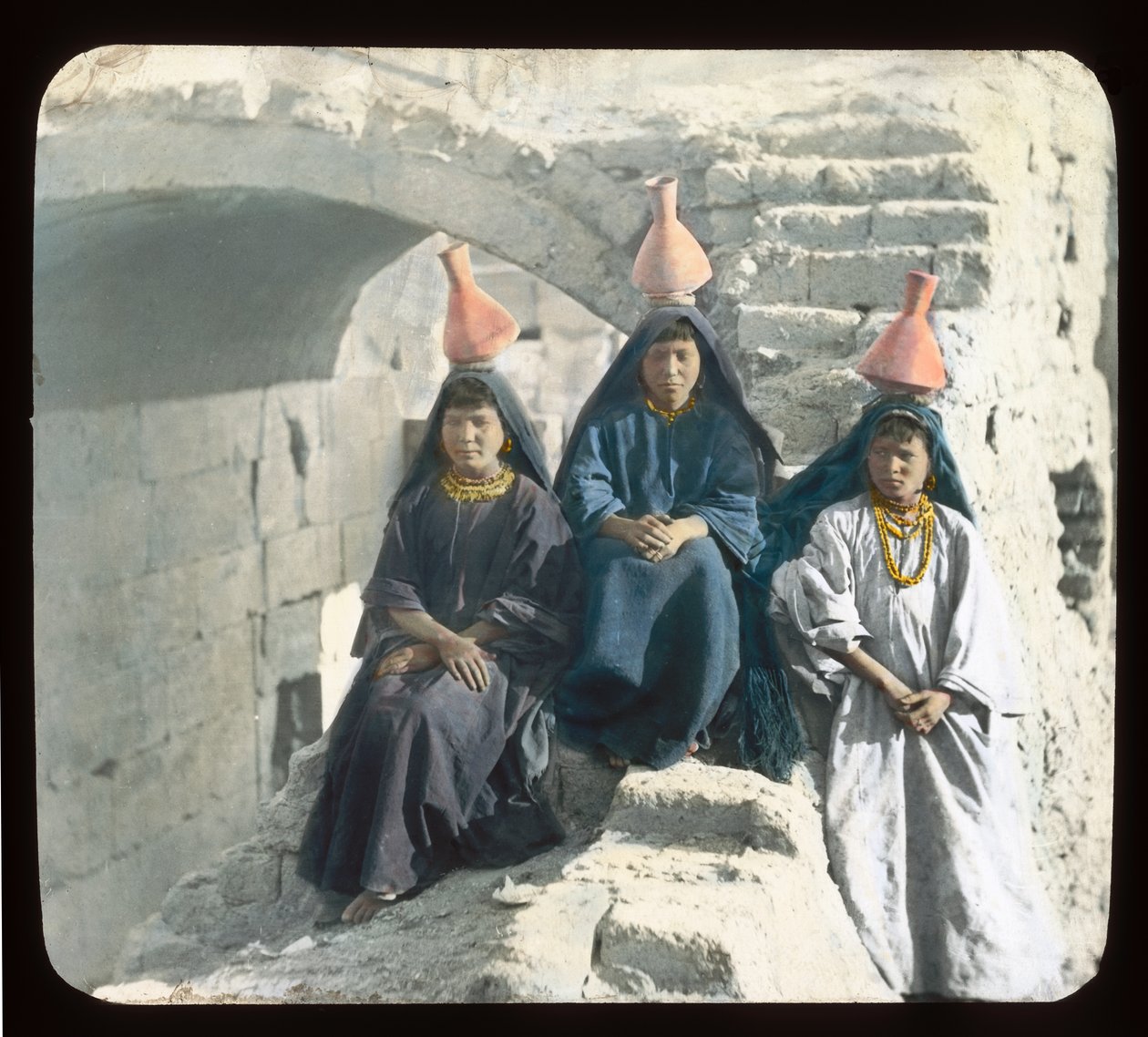 Egipto - meninas portadoras de água árabes (corrediça de lanterna) de American Photographer