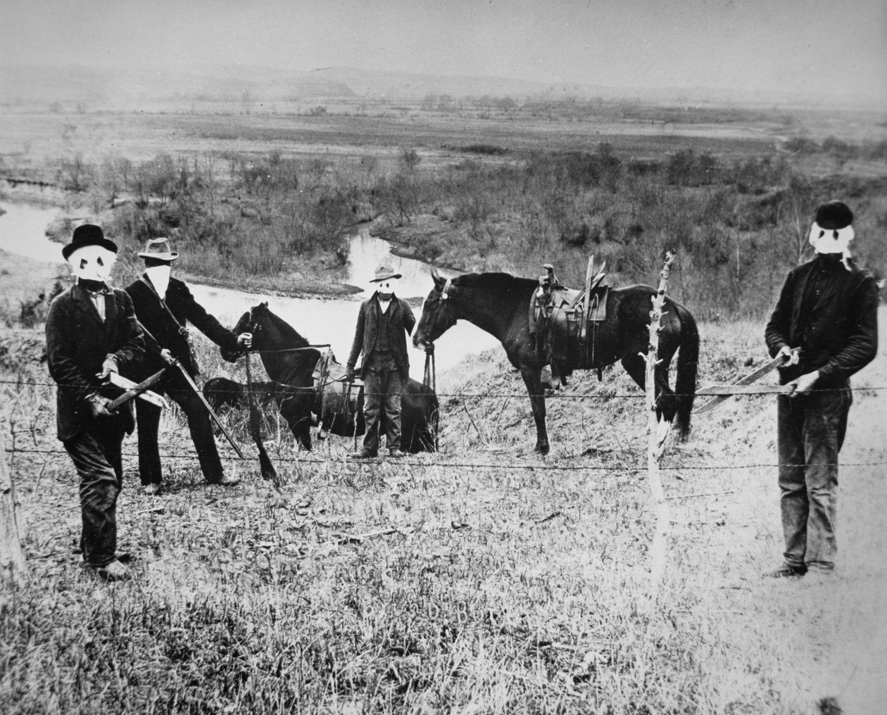 Agricultores-homedeiros de Nebraska cortando cercas de pecuaristas no Condado de Custer de American Photographer