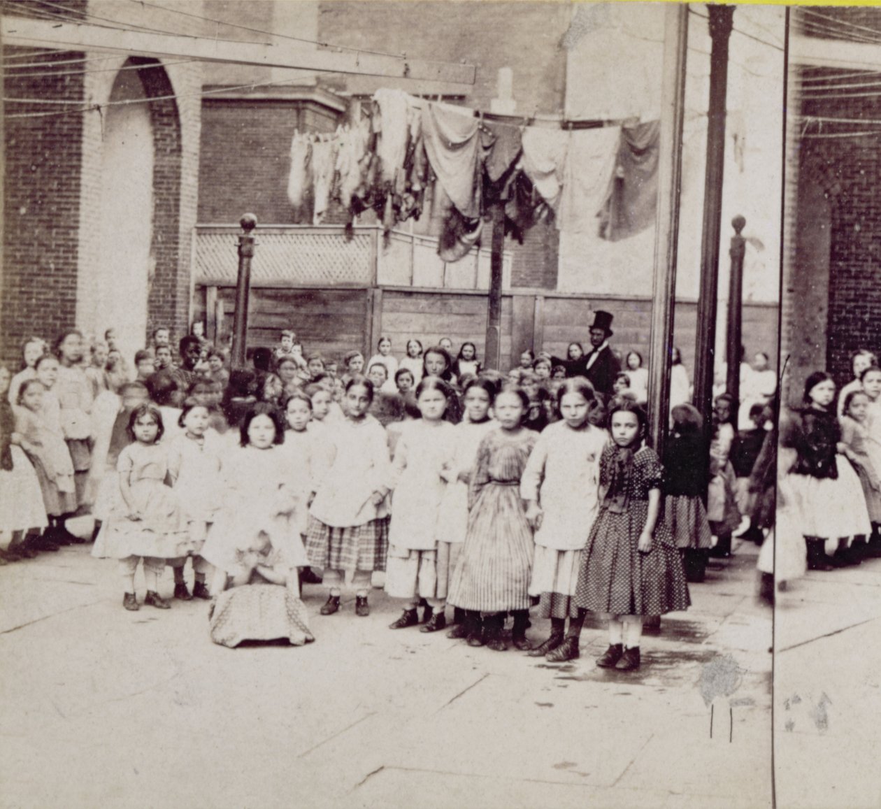 Sociedade Feminina do Guardião, Lar dos Sem-Amigos, 29th Street, Nova York, 4 de julho de 1864 de American Photographer