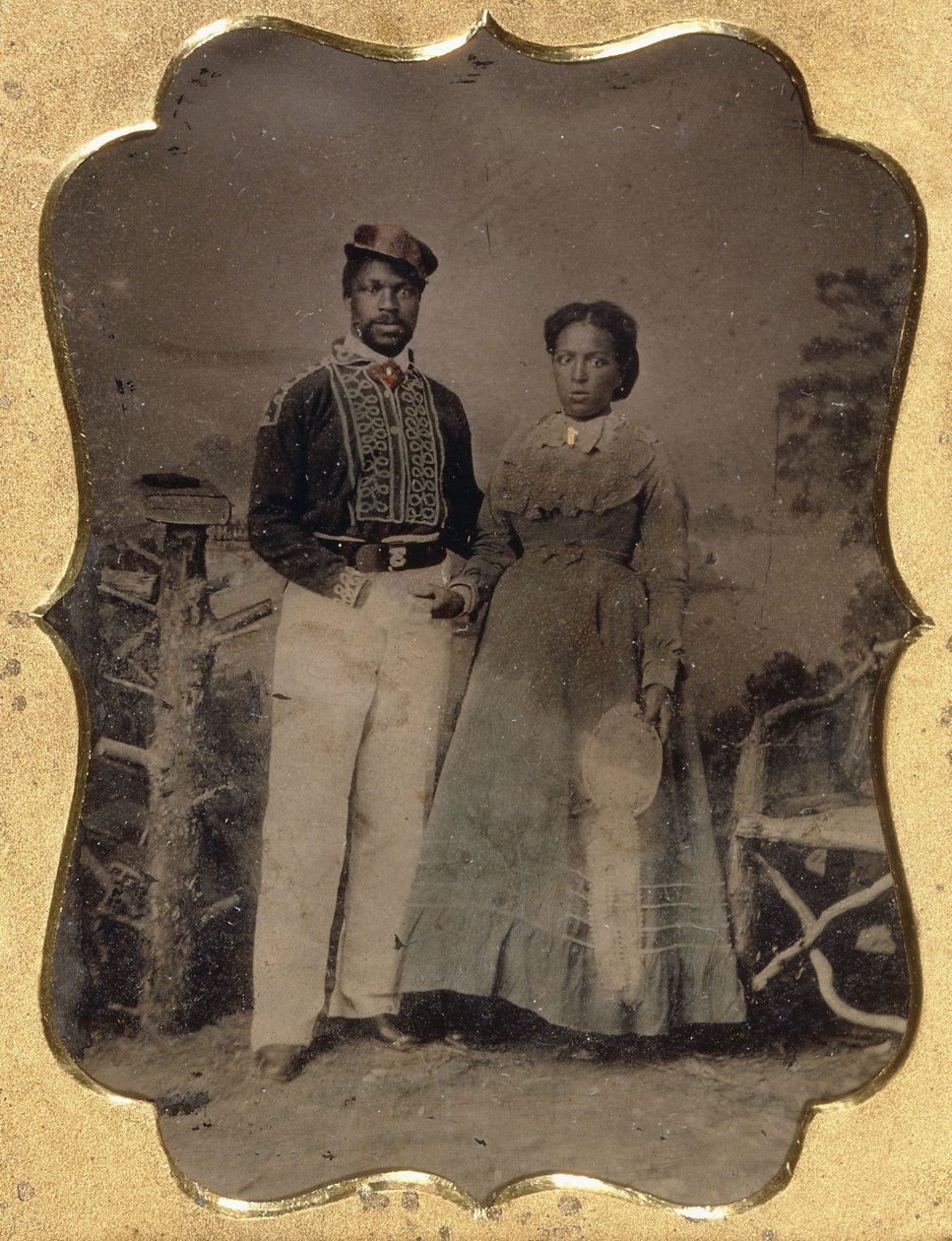 Fireman and Bride, c.1860 (folha de flandres, colorido à mão com reflexos dourados, leath) de American Photographer