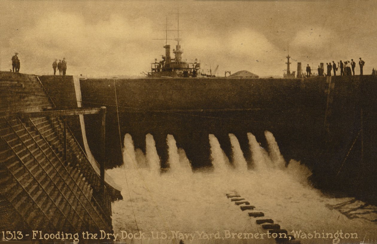 Inundação da doca seca, Estaleiro Naval dos EUA, Bremerton; Washington, EUA (fotografia a preto e branco) de American Photographer