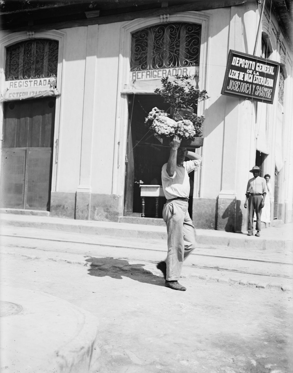 Flower vendor, Havana, c.1910 (foto a p/b) de American Photographer