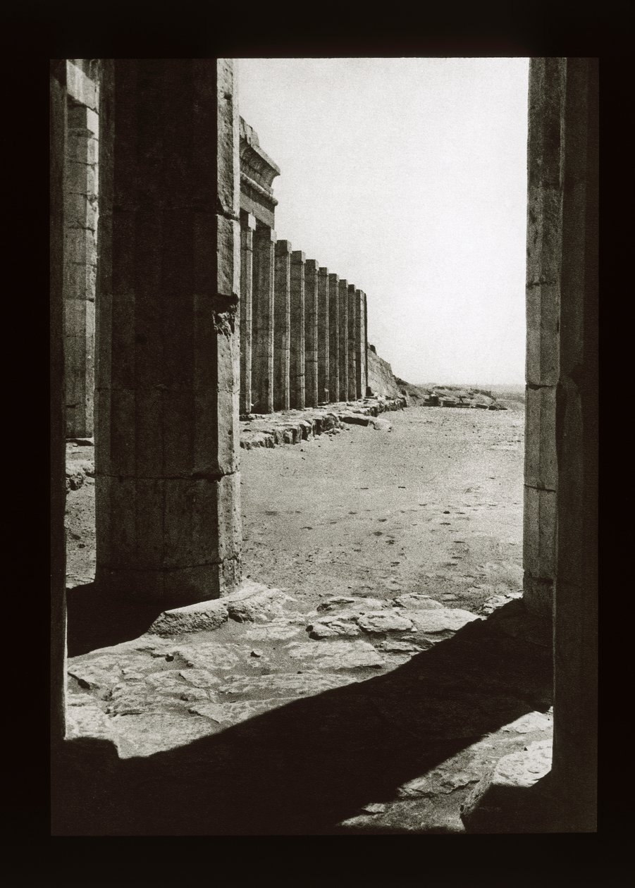 Pátio do Templo de Hatshepsut, Deir El-Bahri (lanterna) de American Photographer