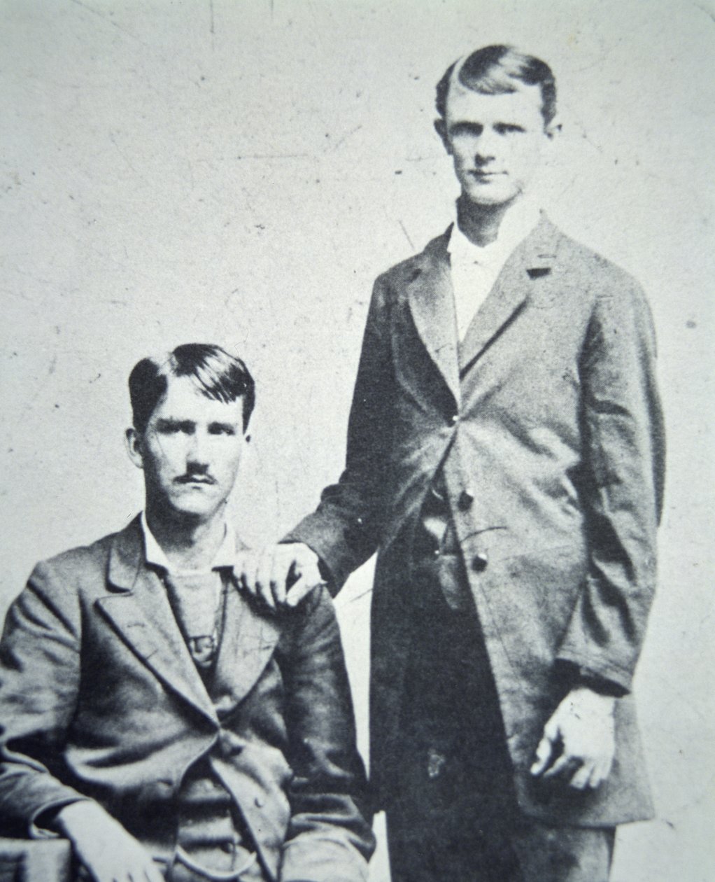 Frank (1843-1915) e Jesse James (1847-82) c.1870 (foto a p/b) de American Photographer