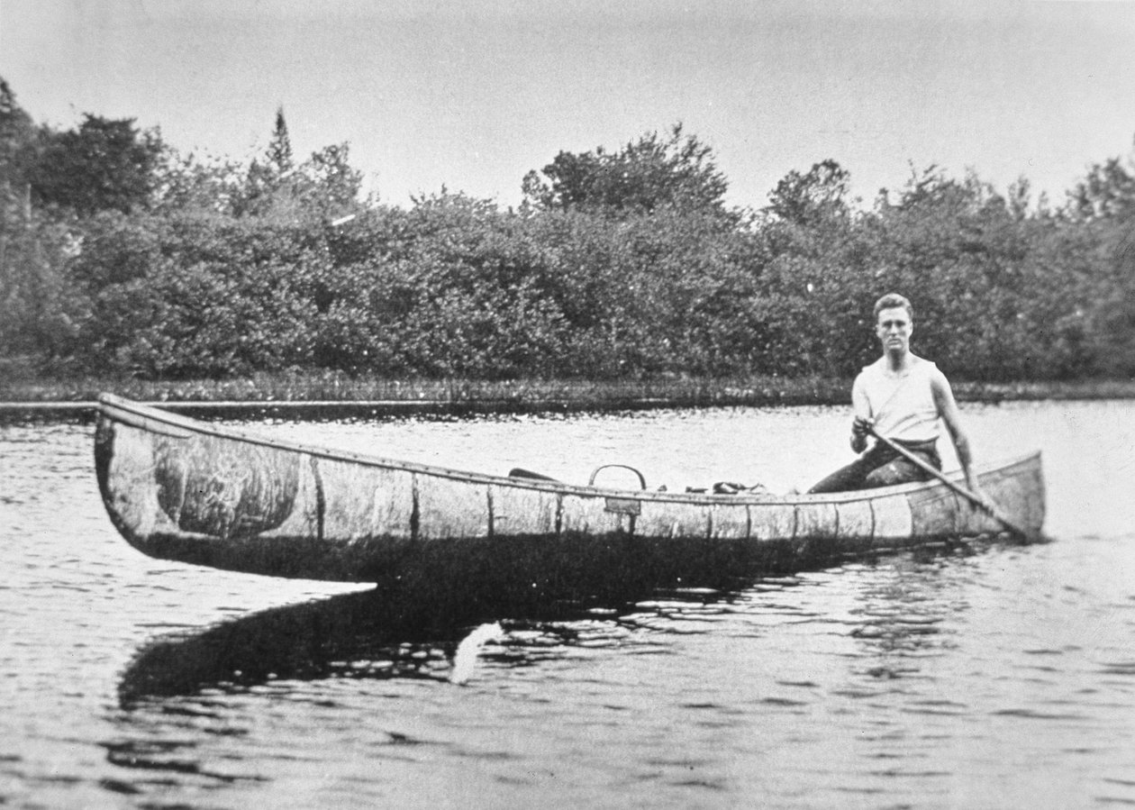 Franklin D. Roosevelt (1882-1945) remando uma canoa de bétula em Campobello Island, New Brunswick de American Photographer